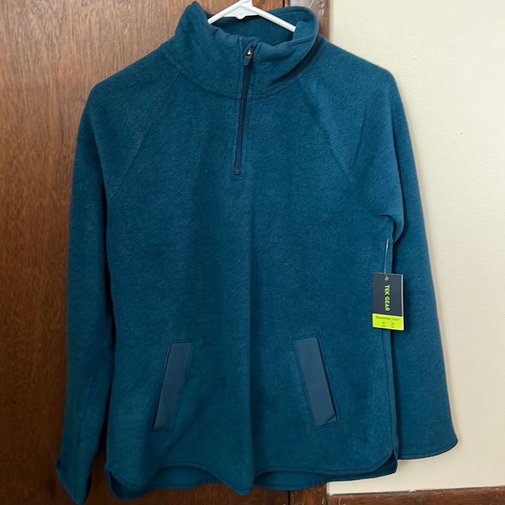 NWT. Women’s essential Tek Gear 1/4 zip fleece in teal.